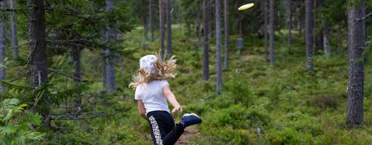 Barn som kastar frisbeegolf i Orsa Grönklitt