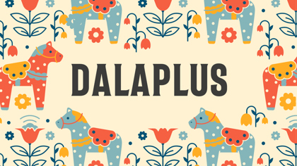 Illustration med mönster av färgglada dalahästar och blommor runt texten ”DALAPLUS” i mitten.