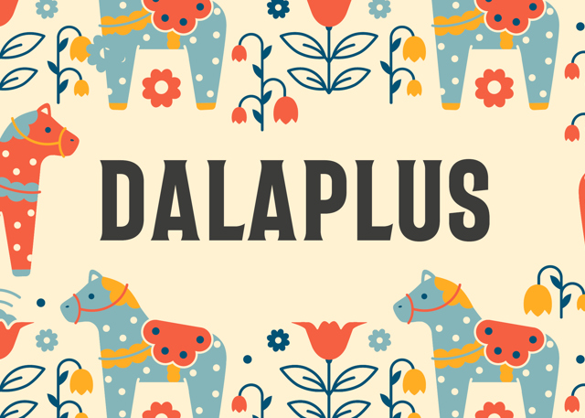 Illustration med mönster av färgglada dalahästar och blommor runt texten ”DALAPLUS” i mitten.