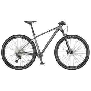 Grå hardtail mountainbike med skivbromsar och grova däck.