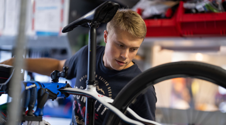 Person som reparerar cykel i verkstad