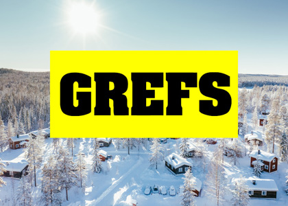 Logotyp för Grefs centrerad över en solig vinterbild med snötäckta stugor och skog i bakgrunden.