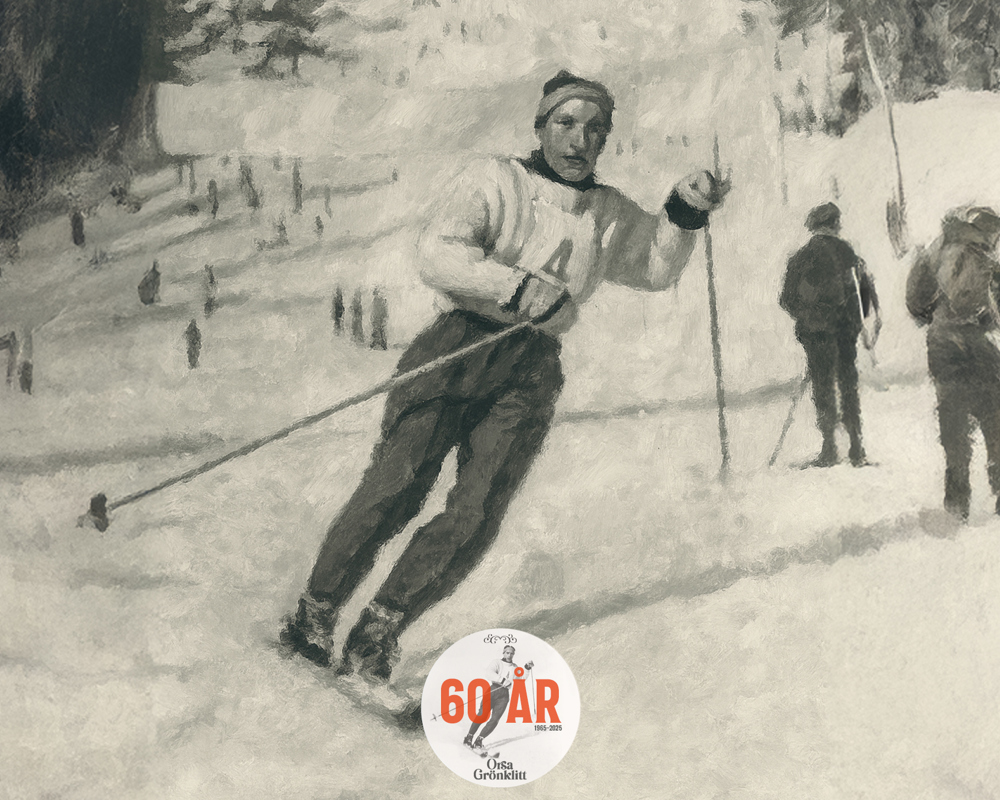En historisk målning i svartvitt som visar en man som åker skidor nedför en backe med stavar i händerna. I bakgrunden syns fler skidåkare. Längst ned finns en logotyp med texten ”60 år Orsa Grönklitt 1965–2025”.