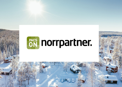Logotyp för Norrpartner centrerad över en solig vinterbild med snötäckta stugor och skog i bakgrunden.