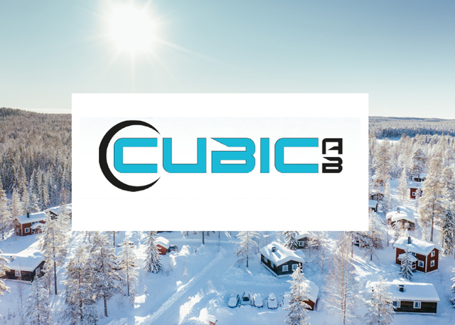 Logotyp för Cubic AB centrerad över en solig vinterbild med snötäckta stugor och skog i bakgrunden.