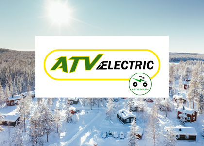 Logotyp för Pure Electric centrerad över en solig vinterbild med snötäckta stugor och skog i bakgrunden.