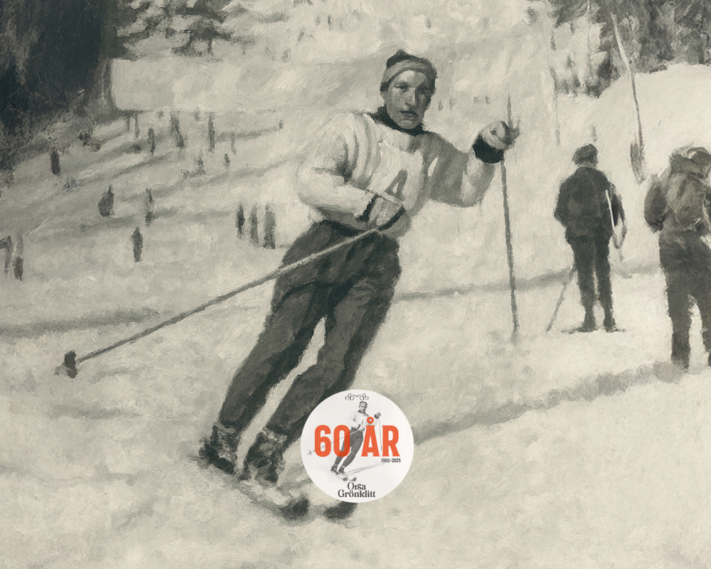 En historisk målning i svartvitt som visar en man som åker skidor nedför en backe med stavar i händerna. I bakgrunden syns fler skidåkare. Längst ned finns en logotyp med texten ”60 år Orsa Grönklitt 1965–2025”.