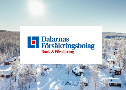 Logotyp för Dalarnas Försäkringbolag centrerad över en solig vinterbild med snötäckta stugor och skog i bakgrunden.