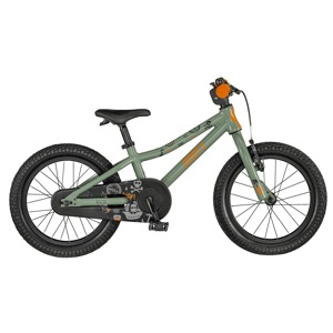 Grön barncykel med pedaler, stötdämpning och orange detaljer.