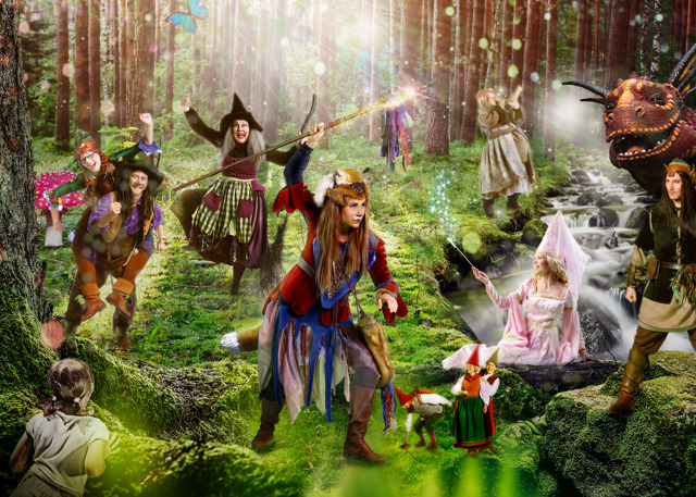 Fantasifylld scen i en grönskande skog med älvor, häxor, troll, riddare, en prinsessa, en röd drake och andra sagofigurer som leker, dansar och använder magi bland träd och porlande vatten.